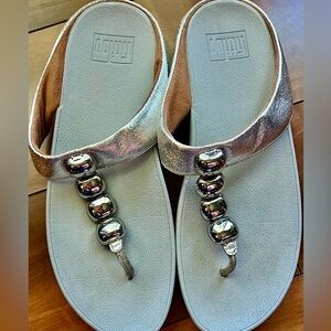 FitFlop Silver Metallic Beaded Thong Sandals Microwobbleboard Comfort Size 9